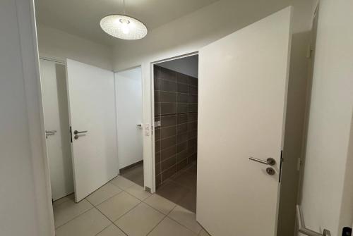 une salle de bain vide avec une douche à l'italienne et une lumière dans l'établissement T2 - NICE - PLACE DU PIN - Papon, à Nice