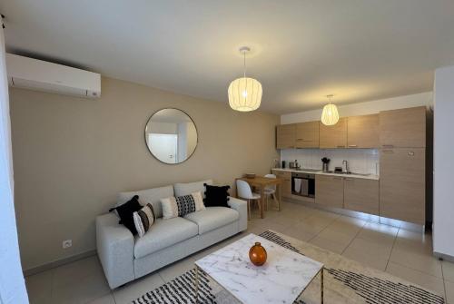 un salon avec un canapé et une cuisine dans l'établissement T2 - NICE - PLACE DU PIN - Papon, à Nice