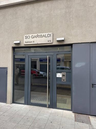 une entrée chez un concessionnaire automobile avec la porte ouverte dans l'établissement T2 - NICE - PLACE DU PIN - Papon, à Nice