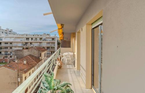 un balcon avec vue sur un immeuble dans l'établissement Le Saint Paul - 2 chambres - 2 salles de bains - WIFI climatisation, à Cannes