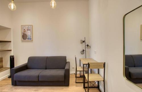 un salon avec un canapé et une table dans l'établissement Elégant Studio moderne Wifi Proche suquet - LIMESTAY, à Cannes