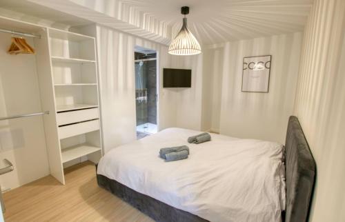 ein Schlafzimmer mit einem Bett mit zwei Handtüchern darauf in der Unterkunft Maison Moderne Cannes 3 Chambres 3 Salles de Bain WIFI - LIMESTAY in Cannes