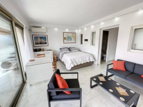 une chambre avec un lit, un canapé et une table dans l'établissement STUDIO MIDI MAGRET Cannes, à Cannes