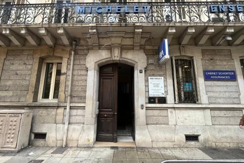 - un bâtiment avec une porte en bois et un balcon dans l'établissement 2 pièces Hypercentre Gioffredo Nice, à Nice