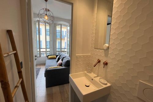 La salle de bains est pourvue d'un lavabo et d'un canapé. dans l'établissement 2 pièces Hypercentre Gioffredo Nice, à Nice