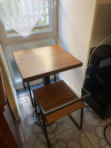 une table en bois et un banc dans une pièce dans l'établissement Petit Studio Confortable, à Clermont-Ferrand