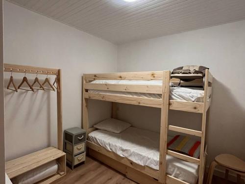 une chambre avec deux lits superposés dans une pièce dans l'établissement Appartement Centre-Ville avec Parking - 4 à 6 pers, Cauterets - FR-1-234-326, à Cauterets