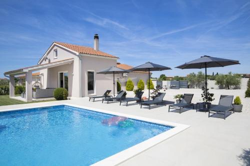 Bazén v ubytovaní Vacation house Ana alebo v jeho blízkosti