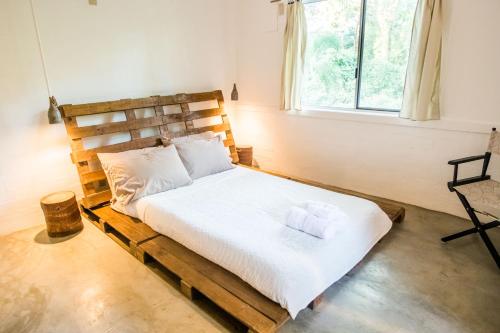 Postel nebo postele na pokoji v ubytování KAHILOM Nest Self-Service Home in Rainforest Nest with Kitchen - Pet Friendly, Monkeys, Bats!