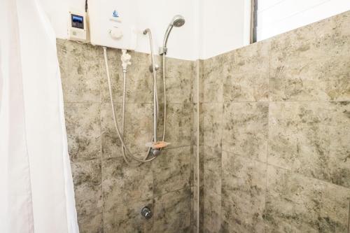 Ένα μπάνιο στο KAHILOM Nest Self-Service Home in Rainforest Nest with Kitchen - Monkeys, Bats, Pet Friendly with a Fee