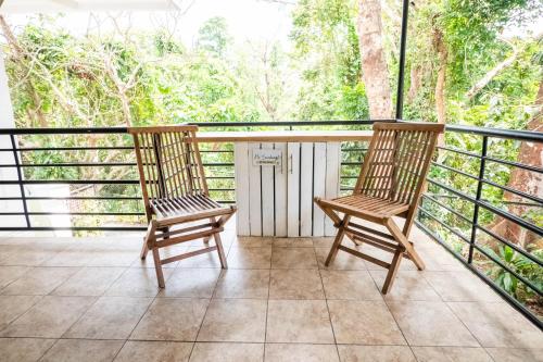 Μπαλκόνι ή βεράντα στο KAHILOM Nest Self-Service Home in Rainforest Nest with Kitchen - Monkeys, Bats, Pet Friendly with a Fee