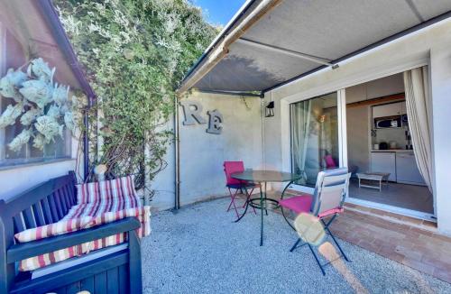 d'une terrasse avec une table, des chaises et une table. dans l'établissement 110 L'Annexe Cute house, à Saint-Martin-de-Ré