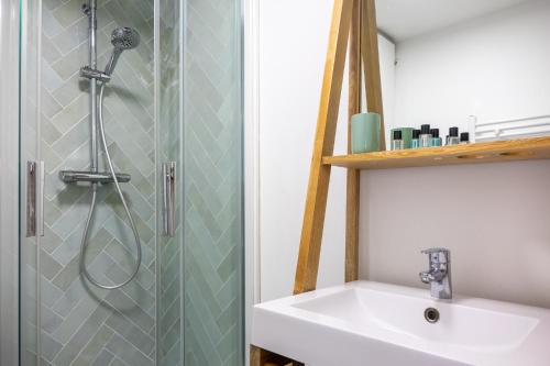 een badkamer met een douche en een wastafel bij les loges de jeanne in Orléans