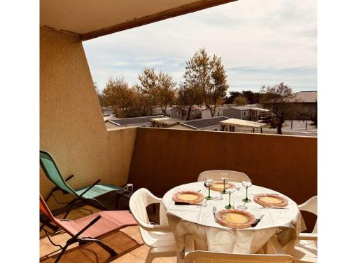 une table et des chaises sur un balcon avec vue dans l'établissement Studio Confortable avec Terrasse et Parking Privé, 5 Couchages, Marseillan - FR-1-326-763, à Marseillan