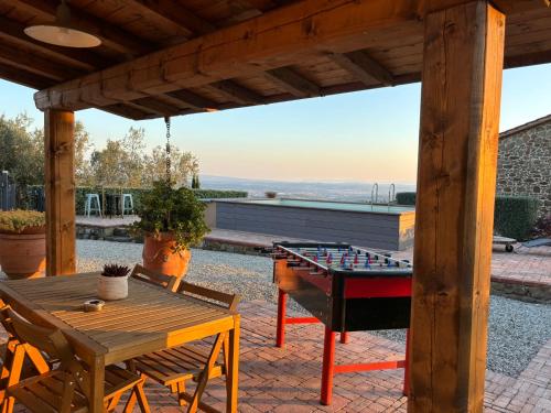 un patio con tavolo da ping pong e tavolo da ping pong. di Calema Country House Vinci a Vinci