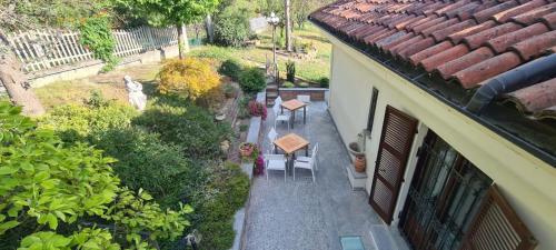an overhead view of a garden with tables and chairs at B&B Montisclari in Monchiero