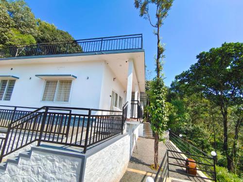 Casa bianca con scale e balcone di Robin's Paradise Deluxe Villa a Vagamon