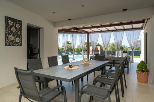 Fotografie z fotogalerie ubytování Villa Posidonia near Pula with sea view and surrounded by olive trees v destinaci Krnica