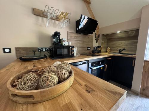 - une cuisine avec une table en bois et un bol de nourriture dans l'établissement Appartement vu sur Lac, à Estaing