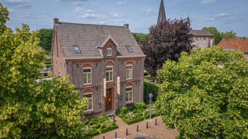 an aerial view of a large brick house with trees at Boetiekhotel op de Platz in Limbricht