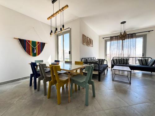 Poolside 2BR Chalet at Einbay Resort Steps from the Water