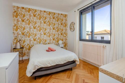 une chambre avec un lit et une fenêtre dans l'établissement Maison de ville tout confort 10 personnes avec piscine, à Montauban