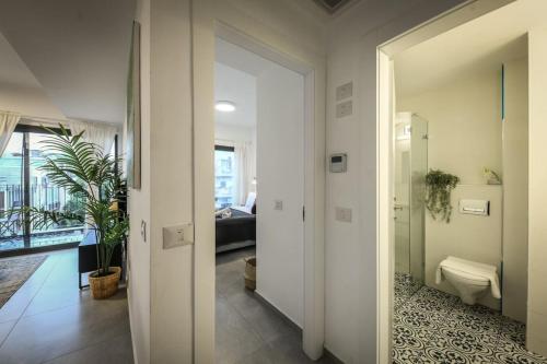 Koupelna v ubytování Stylish 2BR Apt w Balcony 5 min From Tel Aviv Port