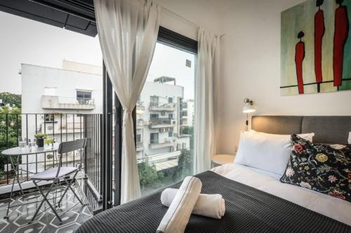 Postel nebo postele na pokoji v ubytování Stylish 2BR Apt w Balcony 5 min From Tel Aviv Port