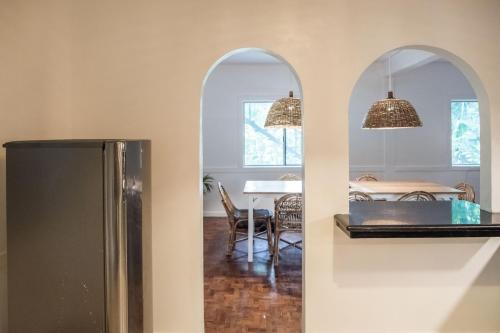 Η κουζίνα ή μικρή κουζίνα στο CAHAYA Nest Self-Service Home in Rainforest with Kitchen - AC, Monkeys, Bats!