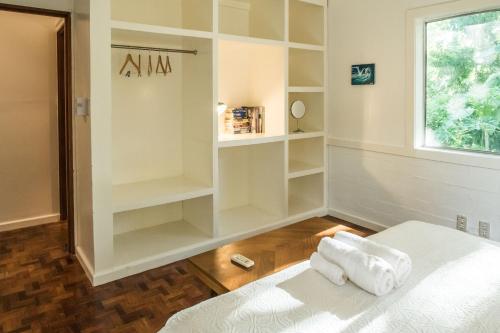 Ένα ή περισσότερα κρεβάτια σε δωμάτιο στο CAHAYA Nest Self-Service Home in Rainforest with Kitchen - AC, Monkeys, Bats!