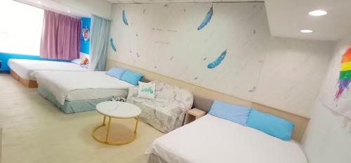 a hospital room with two beds and a table at 台北寵愛之家 taipei favor inn-寵物友善小栈 in Taipei