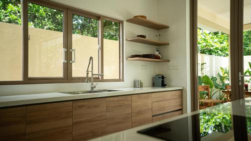 アハンガマにあるVilla Veraのキッチン(シンク付)、窓2つが備わります。