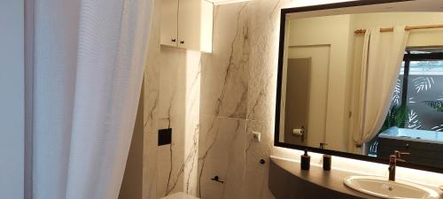 Ένα μπάνιο στο Acropolis View & Spa Penthouse apartment