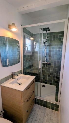 une salle de bain avec un lavabo et une douche dans l'établissement Family villa with pool in Aix-en-Provence, à Aix-en-Provence