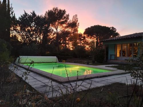 - une piscine dans l'arrière-cour d'une maison dans l'établissement Family villa with pool in Aix-en-Provence, à Aix-en-Provence
