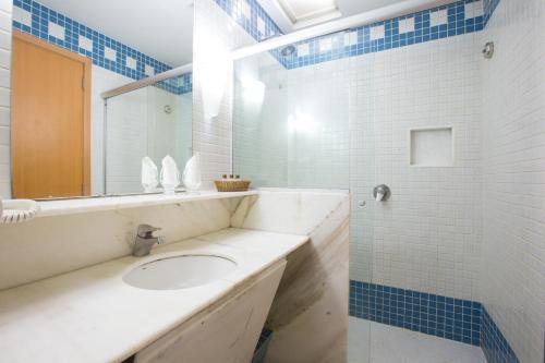 uma casa de banho com um lavatório e um espelho em Augusto's Rio Copa Hotel no Rio de Janeiro