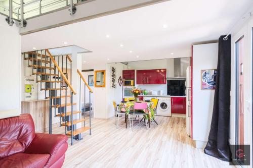 - un salon et une cuisine avec un escalier en colimaçon dans une maison dans l'établissement Maison PMR à 5 min du lac de Sanguinet 4 personnes, à Sanguinet