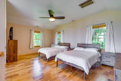 Ένα ή περισσότερα κρεβάτια σε δωμάτιο στο Hawks View Chalet, Hot Tub and Mountain Views