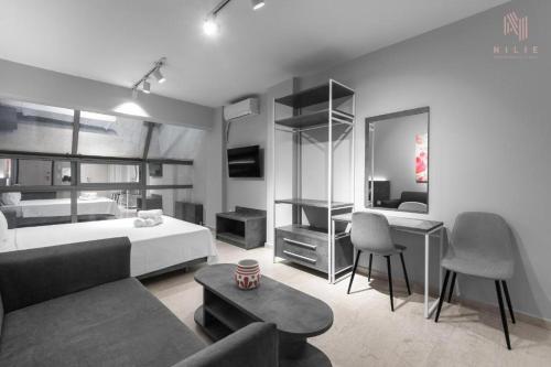 sypialnia z łóżkiem i biurkiem oraz pokój z łóżkiem w obiekcie Modeco, Nilie Hospitality MGMT w Salonikach