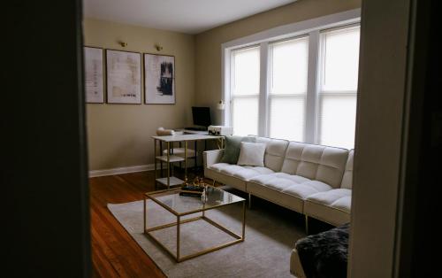 Posezení v ubytování Chicago Chic, Cozy 1BR with Stylish Workspace