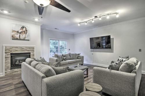 Un lugar para sentarse en Rustic Escape w Game Room and Modern Amenities