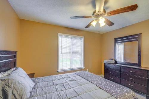 Ένα ή περισσότερα κρεβάτια σε δωμάτιο στο 3BR Family Home w Yard 5 Mi to Wineries