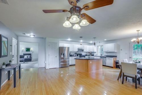 Η κουζίνα ή μικρή κουζίνα στο 3BR Family Home w Yard 5 Mi to Wineries