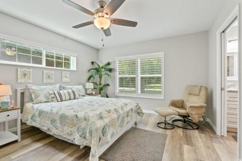 a bedroom with a bed and a ceiling fan at Dunnellon Dream. Pool, Fire Pit and Outdoor Bar in Dunnellon