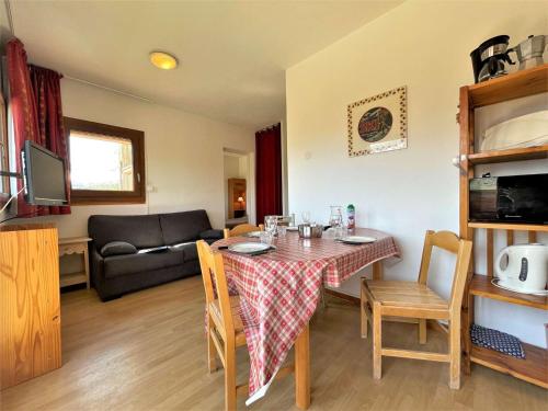 un salon avec une table et un canapé dans l'établissement Charmant appartement 4 pers proche télésiège avec parking, animaux admis - FR-1-525-247, à Saint-Étienne-en-Dévoluy