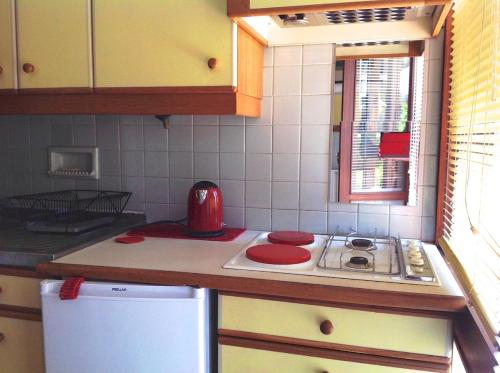 Il comprend une petite cuisine équipée d'une cuisinière et d'un évier. dans l'établissement Studio d'Artiste à Marseille 8éme arrondissement, à Marseille