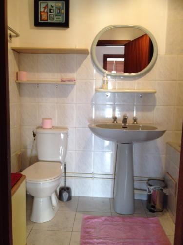 une salle de bain avec un lavabo, des toilettes et un miroir dans l'établissement Studio d'Artiste à Marseille 8éme arrondissement, à Marseille