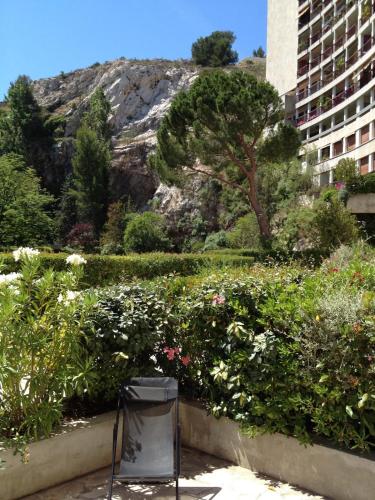 une poubelle au milieu d'un jardin dans l'établissement Studio d'Artiste à Marseille 8éme arrondissement, à Marseille
