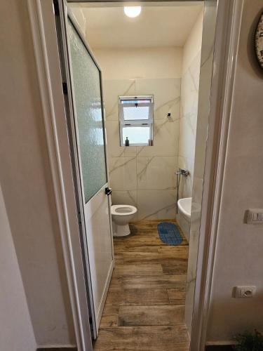 Bilik mandi di Joyous Apartments