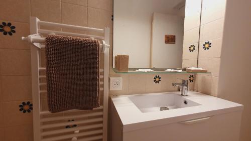 une salle de bain avec un lavabo et un miroir dans l'établissement Agréable T2 Parking Clim Lac & Golf 4 personnes - ROSSIconciergerie - Linge en option, à La Grande Motte